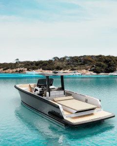 render embarcación fondeada